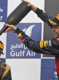 Vítěz VC na okruhu v Sákhiru Vettel polévá druhého Räikkönena
