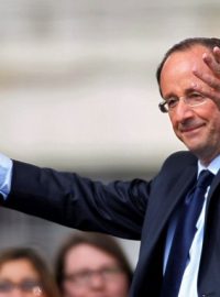 Francoise Hollande zdraví své příznivce na posledním velkém mítinku v Paříži