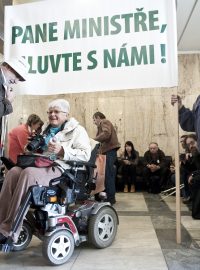 Happening Národní rady osob se zdravotním postižením, zdravotnických odborů a Svazu pacientů ČR s názvem Pane ministře, mluvte s námi.