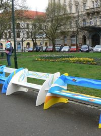 Barevné lavičky v Plzni