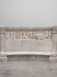 Zrekonstruovaná lavice Návrat Germánů z lovu sochaře Engelberta Kapse je opět k vidění v Jeseníku