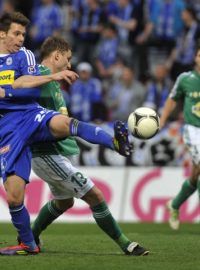 Utkání 26. kola první fotbalové ligy SK Sigma Olomouc - Bohemians 1905 23. dubna v Olomouci. Jan Navrátil z Olomouce (vlevo) a Jan Růžička z Bohemians 1905.