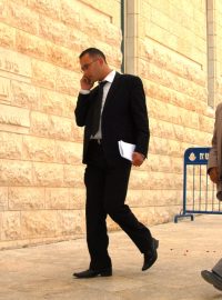 Jeden z Palestinců, kterým kolonisté zabrali pozemek, přichází s právníkem k izraelskému Nejvyššímu soudu