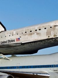 Raketoplán Discovery poletí do muzea ve Washingtonu na speciálně upraveném Boeingu 747