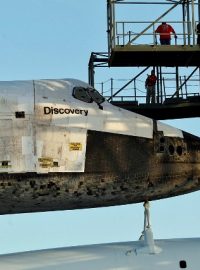 Příprava raketoplánu Discovery na poslední let do muzea ve Washingtonu