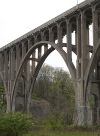 Most Brecksville-Northfield v Ohiu, který chtěla náložemi zničit pětice anarchistů