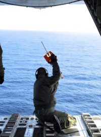 Americká pobřežní stráž zahájila palbu na opuštěnou japonskou loď, kterou moře unáší směrem k Aljašce