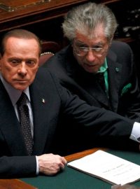 Umberto Bossi (vpravo) s bývalým italským premiérem Silviem Berlusconim na jednání parlamentu