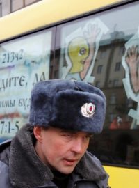 Autobus, požadující propuštění členek punkové kapely Pussy Riot, vyráží na okružní cestu Moskvou