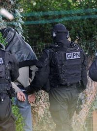 Při razii francouzských bezpečnostních jednotek zadrželi na 20 osob