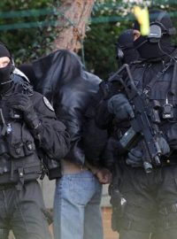 Na 20 lidí zadržela v noci francouzská policie