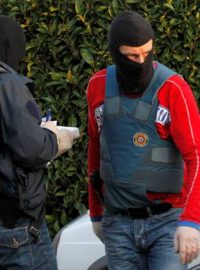 Při razii francouzských bezpečnostních jednotek zadrželi na 20 osob