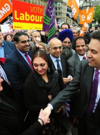 Z výsledků místních voleb v Británii se raduje opozice. Na snímku lídr labouristů Ed Miliband se svými příznivci v Birminghamu