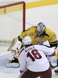 Phoenix Coyotes defenseman Rostislav Klesla (16) and Phoenix Coyotes center Antoine Vermette (50) watch a shot from teammate Phoenix Coyotes right wing Shane Doan  (19) get past Nashville Predators goalie Pekka Rinne