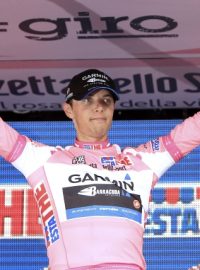 Ramunas Navardauskas of Lithuania celebrates on the podium as he wears the leader pink jersey after the team time trial 33.2-km fourth stage of the Giro d&#039;Italia in Verona May 9, 2012