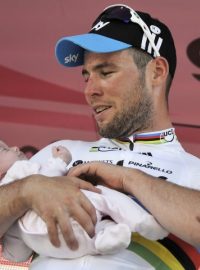 Cyklista Mark Cavendish se svou měsíční dcerou Delilah na stupních vítězů po 5. etapě Giro d&#039;Italia