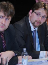 Ministr dopravy Pavel Dobeš jmenoval šéfem Ředitelství silnic a dálnic Davida Čermáka (vlevo)