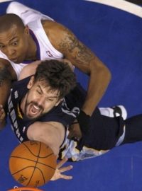 Memphis Grizzlies&#039; Marc Gasol of Spain  (bottom) goes up to score against Los Angeles Clippers&#039; Caron Butler during Game 6 of their NBA Western Conference basketball playoff series in Los Angeles, California May 11, 2012