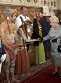Britská královna Alžběta II. při oslavách diamantového výročí na trůně ve Windsoru