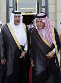 Saúdskoarabský ministr zahraničí Saud al-Faisal (vpravo) a katarský předseda vlády Hamad bin Jassim al-Thani