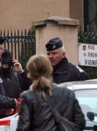Francouzské speciální jednotky zajišťují vjezd do ulice Rue de Sergent Vigne