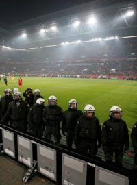 Policisté hlídají fanoušky na stadionu v Düsseldorfu během odvety baráže o bundesligu proti Herthě Berlín
