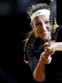 Viktoria Azarenková  of Belarus  returns the ball to Shahar Peer of Israel  during their match at the Rome Masters tennis tournament May 16, 2012