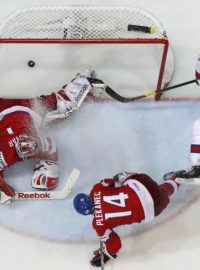 Miroslav Šatan (R) dává gól, v bráně Česka kapituloval Jakub Kovář (L), marně se tomu snažil zabránit Tomáš Plekanec during their 2012 IIHF men&#039;s ice hockey World Championship semi-final game in Helsinki  May 19, 2012