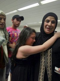 Jedna z unesených žen se vítá s příbuznými na letišti v Bejrútu