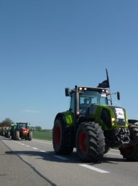 Kolona traktorů na silnici I/43 u Bořitova na Blanensku