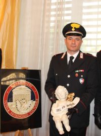 Anděl a italští karabiniéři, kteří sošku našli