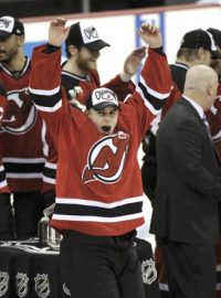 Hokejisté New Jersey se radují ze zisku Prince of Wales Trophy pro vítěze Východní konference