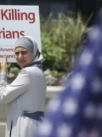 Demonstrace proti syrskému režimu v Chicagu