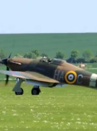 Hawker Hurricane přistává na letišti Duxford