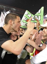 Obránce Juventusu Bonucci slaví s fanoušky zisk mistrovského titulu, teď je ale podezřelý z ovliňování zápasů