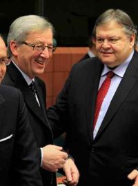 Předseda euroskupiny Jean-Claude Junker (uprostřed) e zdraví s řeckým ministrem financí Evangelosem Venizelosem (vpravo)