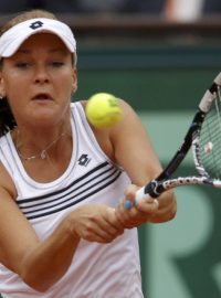 Agnieszka Radwaňská of Poland  returns the ball to Svetlana Kuznetsova of Russia  during the French Open tennis tournament at the Roland Garros stadium in Paris June 1, 2012.