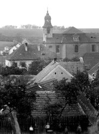 Celkový pohled na Lidice ve středních Čechách