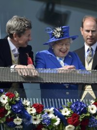 Britská královna Alžběta II. po epsomském derby