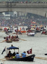 Stovky tisíc Britů přihlížejí plavbě lodí po Temži, Alžběta II. oslavy