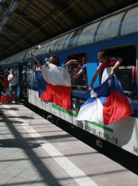 Čeští fotbaloví fanoušci přijíždí na hlavní vratislavské nádraží