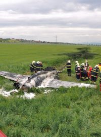 Trosky letounu L-29, který havaroval u Žatce na Lounsku