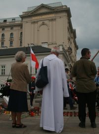 Mítink Poláků ve Varšavě vinil Rusy za Kaczynského smrt. V blízkém hotelu Bristol bydlí ruští fotbalisté