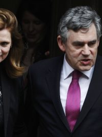 Bývalý britský premiér Gordon Brown s manželkou Sarah