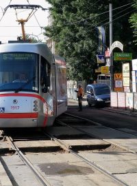 Tramvaje v místě jezdí po jedné koleji