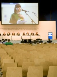 Zhruba pět desítek lidí se v bavorském Pasově zúčastnilo diskuse českých odborníků o plánované dostavbě Jaderné elektrárny Temelín.