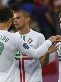 Ronaldo se se spoluhráči raduje ze prvního gólu Portugalsko