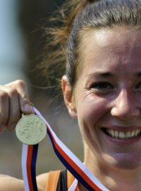 Šťastná Denisa Rosolová na MČR po zisku zlata na trati 400 m překážek