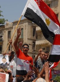 Demonstranti na Tahríru protestují proti omezení pravomocí předpokládaného zvoleného prezidenta Muhammada Mursího