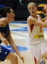 Česká basketbalistka Kateřina Elhotová (vpravo) útočí přes Britku Rose Andersonovou